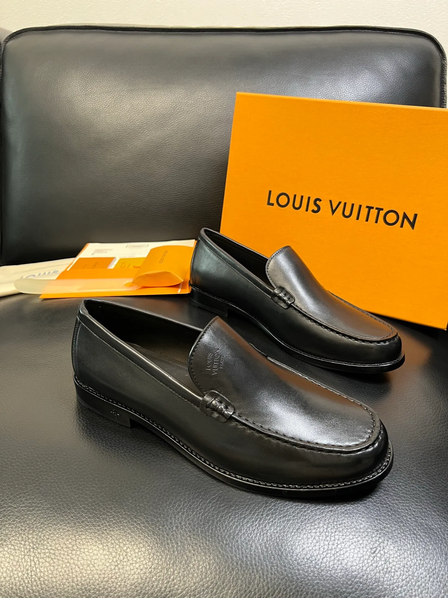Men's shoes 💰920 Lv high quality top crafts Louis Vuitton leather shoes counter synchronized with original factory configuration, uppers imported from Italy, imported water-dyed cowhide lining, soles: original genuine leather soles specially provided by the original factory, original factory and single goods, welcome to compare, code number 39-44 (customized 38 45 46)
